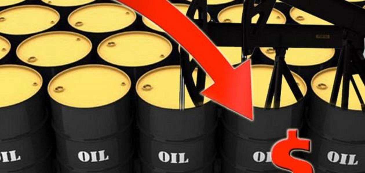 انخفاض سعر النفط الخام بحدة والأسباب الكامنة وراء ذلك