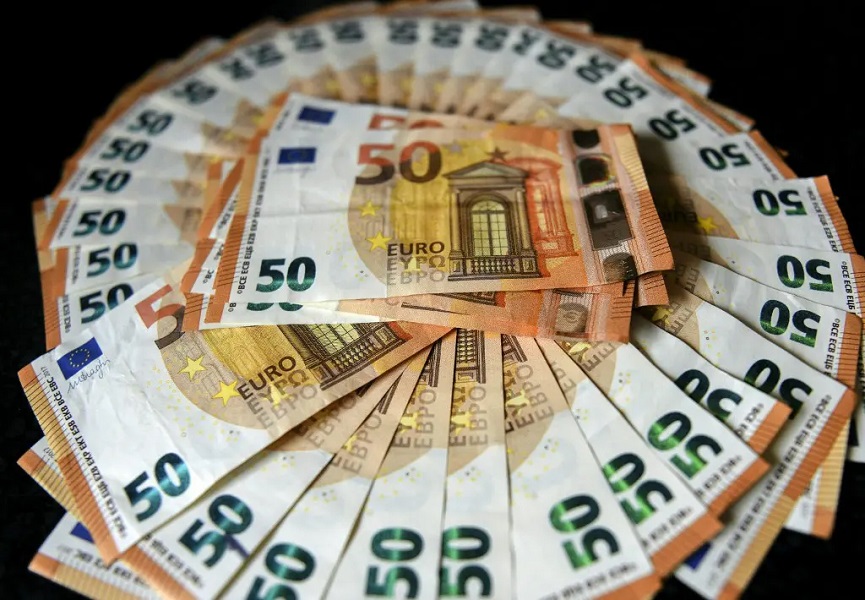 اليورو مقابل الدولار وسط توقعات الخبراء لقرارات الفيدرالي المقبلة
