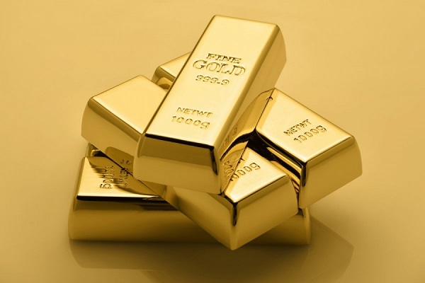سعر الذهب يتراجع ببطء ويتجه لتحقيق 8% مكاسب شهرية