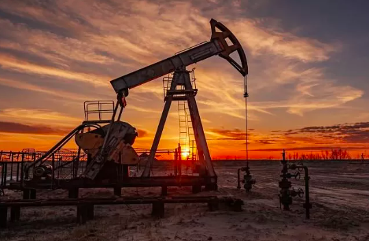 "إرتفاع ملحوظ في أسعار النفط: توترات بحر الأحمر وإغلاق حقل شرارة يشعلان الأسواق"