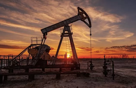 "إرتفاع ملحوظ في أسعار النفط: توترات بحر الأحمر وإغلاق حقل شرارة يشعلان الأسواق"