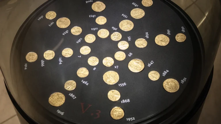 عملات ذهبية قديمة معروضة على خلفية سوداء